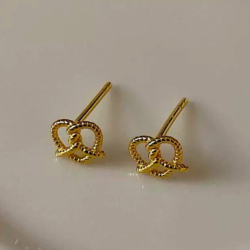 Sweet heart pretzel stud earrings